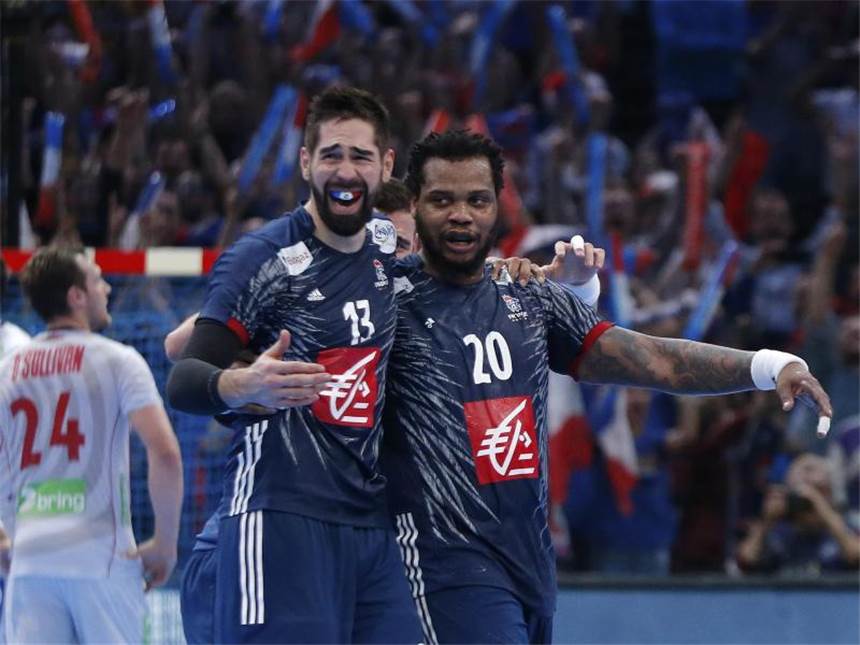 Weltmeister Frankreich feiert und visiert neue Ziele an Frankreichs Nikola Karabatic (l) und Cedric Sorhaindo jubeln über den WM-Titel - und mit ihnen das ganze Land. Foto: Michel Euler