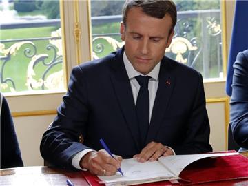 Frankreichs Präsident Emmanuel Macron unterzeichnet am Freitag in Paris die Verordnungen für seine Arbeitsmarktreform. Foto: Philippe Wojazer