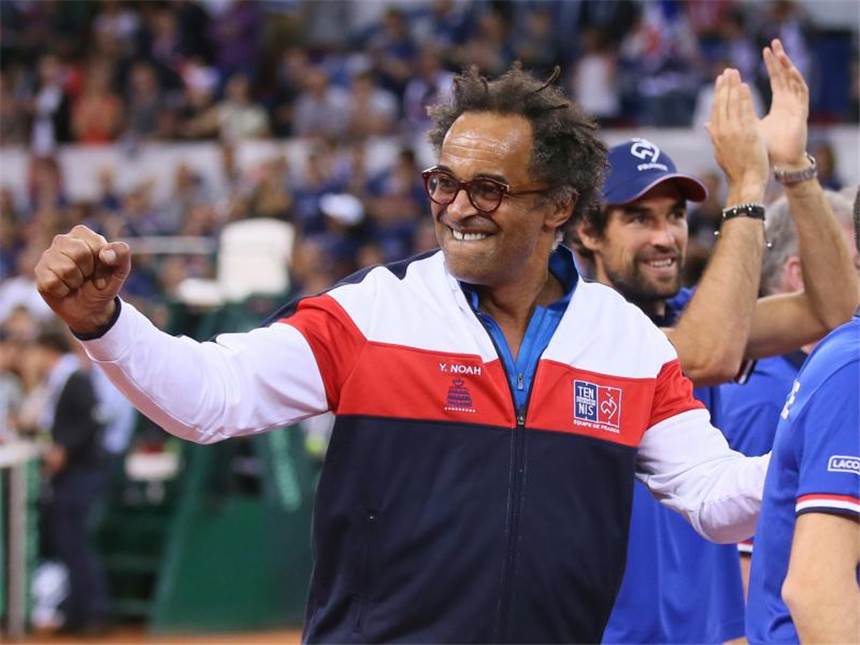 Frankreich und Serbien im Davis-Cup-Halbfinale Frankreichs Teamchef Yannick Noah jubelt nach dem Doppel-Sieg. Foto: David Vincent