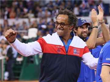 Frankreichs Teamchef Yannick Noah jubelt nach dem Doppel-Sieg. Foto: David Vincent