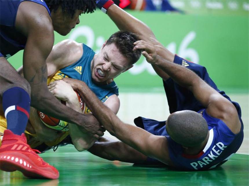 Frankreichs Team mit überraschender Auftaktniederlage Frankreichs Tony Parker (r) verliert den Ball an den Australier Matthew Dellavedova. Foto: Larry W. Smith