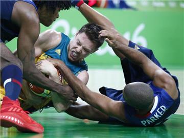 Frankreichs Tony Parker (r) verliert den Ball an den Australier Matthew Dellavedova. Foto: Larry W. Smith