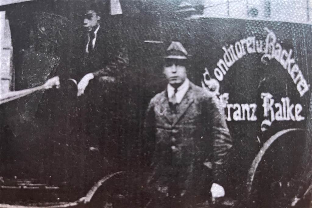 Pure Not zwang Halterner vor rund 100 Jahren zur Auswanderung Bäcker Franz Balke vor einem Auslieferungswagen