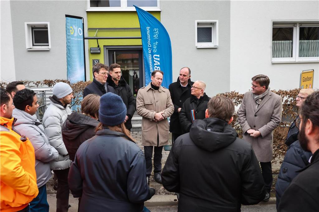 Glasfaser in Dortmund: Fortschritt für Tausende - aber nicht schnell genug Franz-Bernd Große-Wilde (Mitte), Vorstandschef von Sparbau, spricht in Dortmund-Dorstfeld mit Mietern über den Glasfaserausbau.