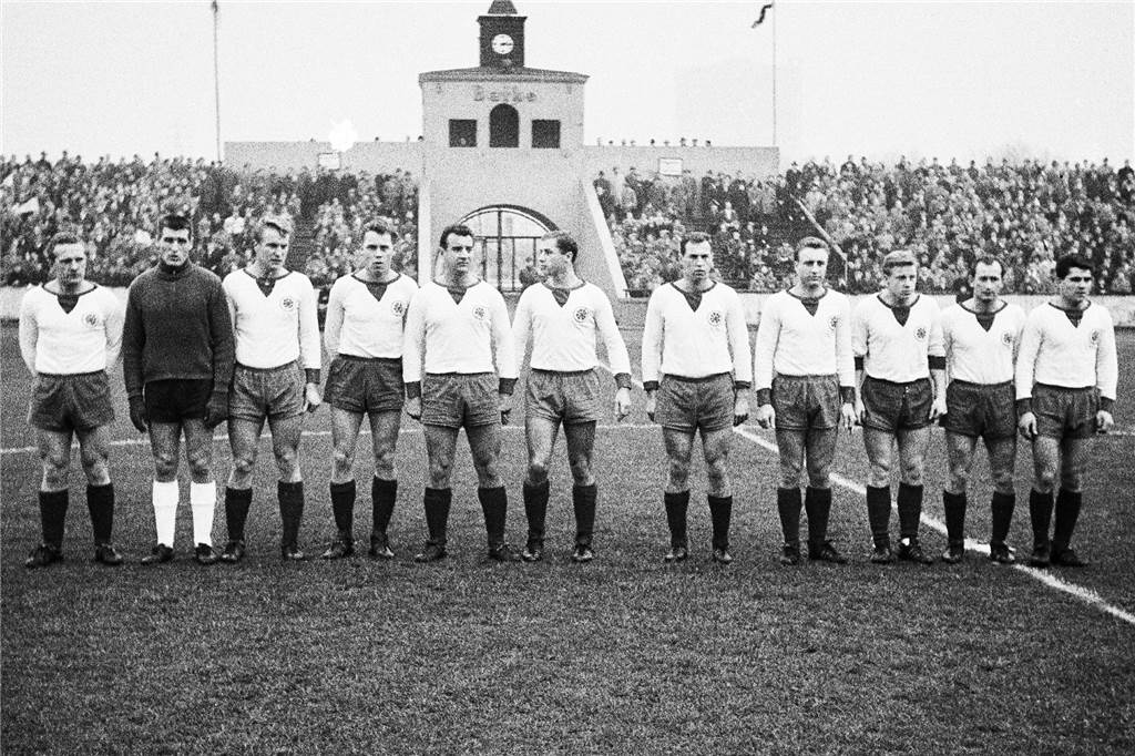 Franz Fliege ist im Alter von 82 Jahren gestorben Franz Fliege (4.v.l.) im Kreise seiner Mitspieler von Rot-Weiß Oberhausen am 6. Dezember 1964 vor dem Heimspiel gegen Alemannia Aachen. Mit ihm spielten (v.l.) Karl Heinz Feldkamp, Torwart Helmut Traska, Lothar Kobluhn, Hans Barwenzik, Uwe Scheurer, Friedhelm Kobluhn, Hans Siemensmeyer, Albert Eichholz, Werner Kubek und Heinz Poll.