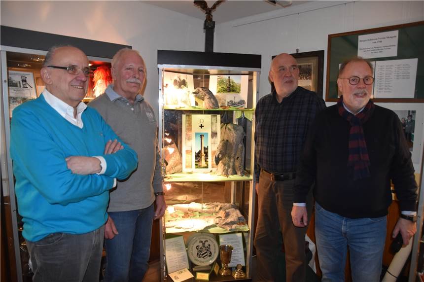 Mengeder Adler hat seinen endgültigen „Horst“ bezogen Franz-Heinrich Veuhoff (v.l.), Jürgen Möller, Werner Locker und Hans-Ulrich Peuser freuen sich über die Vitrine mit dem „Adlernest“.