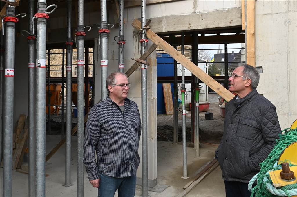 Diebe auf der Wulfener Matthäusheim-Baustelle riskieren Decken-Einsturz Franz-Hermann Lürken und Ralf Brockhaus begutachten den Schaden auf der Baustelle.