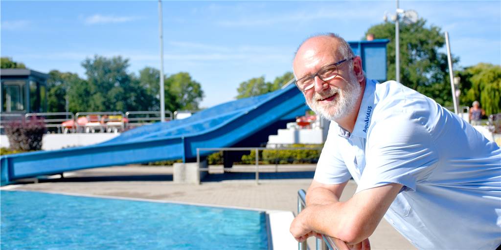 Freibad schließt: Deutlich weniger Besucher trotz tropischer Temperaturen Franz-Josef Bülter, Bäderleiter im Aquahaus, blickt mit gemischten Gefühlen auf die Freibadsaison zurück. Trotz bombastischer Temperaturen gab es einen deutlichen Besucherrückgang. Aus ganz unterschiedlichen Gründen, wie er schätzt. Am Wochenende (27./28. August) geht die Freibadsaison 2022 in Ahaus und Alstätte zu Ende.