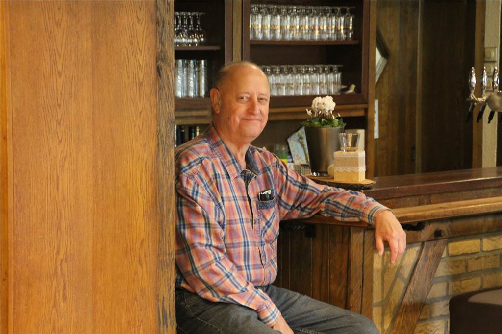 Burger und Biker: Jugel's Düstermühle ist etwas anders münsterländisch Franz-Josef Dohms nimmt mit einem Lachen dort Platz, wo sich sonst die Stammkundschaft hinsetzt.