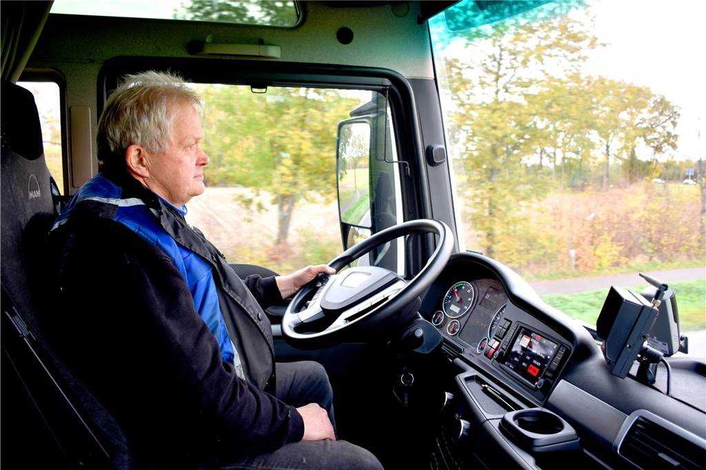 Über 25 Meter und acht Achsen: Warum Franz-Josef Dues auf Gigaliner setzt Franz-Josef Dues (64) ist gerne mit dem langen Lkw unterwegs. "Der fährt sich ruhiger als ein Gliederzug", sagt er. Der lange Zug ist für sein Unternehmen im Verkehr zwischen zwei Paketdepots ideal.