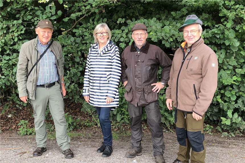 Franz-Josef Gövert (Geschäftsführer Hegering Herrlichkeit Lembeck und Dorsten), Inge Holtkamp, Clubmeisterin), Andreas Funke (Incoming President Rotary Clubs Dorsten) und Hermann Wolff (Hegeringleiter, v.l.) trafen sich zu einer Begehung im Barloer Busch.