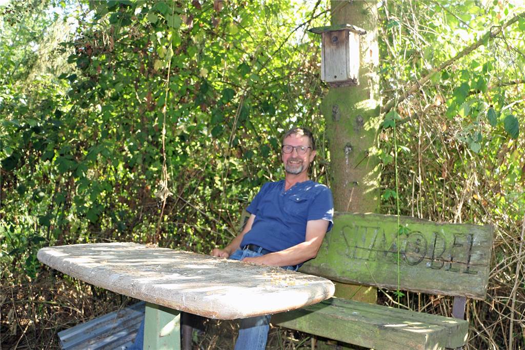 Wildacker und Co.: Franz-Josef Niestegge schafft Lebensraum für Tiere Franz-Josef Niestegge auf seiner Lieblingsbank. Dort findet er Zeit für Ruhe und Beobachtungen.