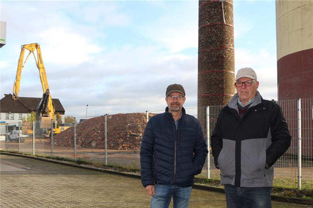 Abriss eines Südlohner Wahrzeichens: Deelmann-Schornstein ist Geschichte Franz-Josef Niestegge (l.) und Werner Gehling werden ihre Erinnerungen an Deelmann und den Schornstein wieder beim jährlichen Treffen mit ehemaligen Arbeitskollegen im kommenden Jahr aufleben lassen. Oder bereits beim Fall des Spänebunkers.
