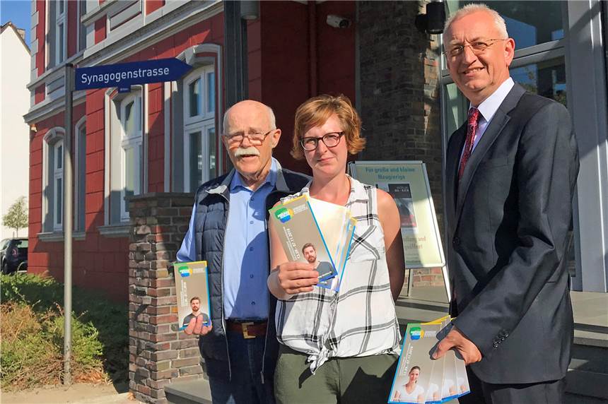Christen, Juden und Muslime der Stadt bauen Brücken Franz-Josef Stevens (v.l.), Antje Thul (Jüdisches Museum Westfalen) und Matthias Feller (Sparkasse Vest Recklinghausen) stellten das Programm für die 4. Auflage der Veranstaltungsreihe Brückenschlag vor.