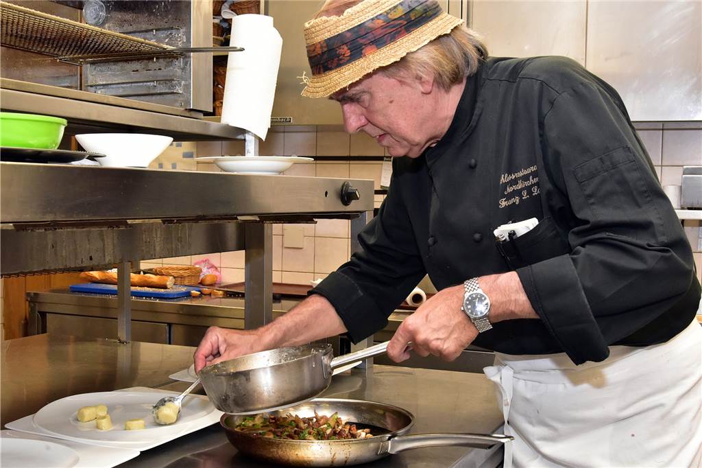 Weihnachtsgeschäft im Schlossrestaurant: Mehr Anfragen als Absagen Franz L. Lauter wird 2022 noch als Berater seinen Mitarbeitern zur Seite stehen, die das Schlossrestaurant im Frühjahr übernehmen.