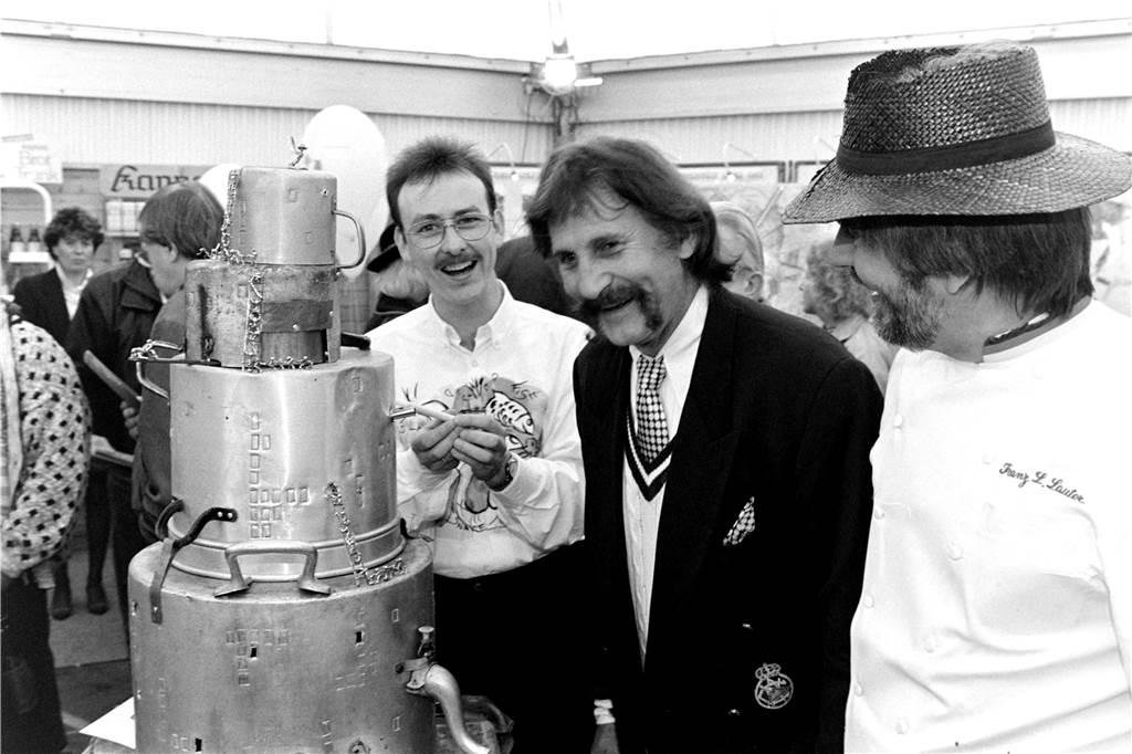 Franz Lauter hier mit Luigi Colani vor seinem "Turmbau zu Babel".