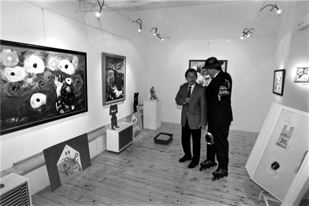 Franz Lauter, Koch und Künstler vom Schloss Nordkirchen, begrüßte seine Gäste bei einer Ausstellung auf Rollschuhen.