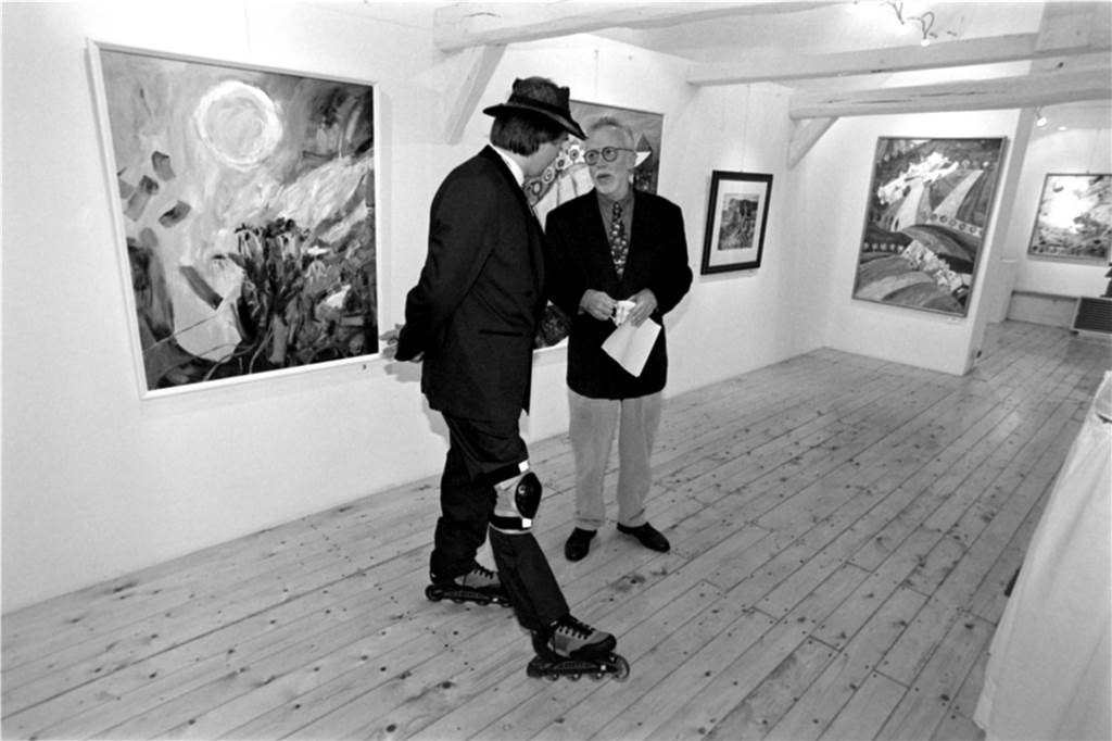 Franz Lauter, Koch und Künstler vom Schloss Nordkirchen, begrüßte seine Gäste bei einer Ausstellung auf Rollschuhen.