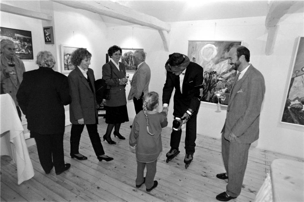Franz Lauter, Koch und Künstler vom Schloss Nordkirchen, begrüßte seine Gäste bei einer Ausstellung auf Rollschuhen.