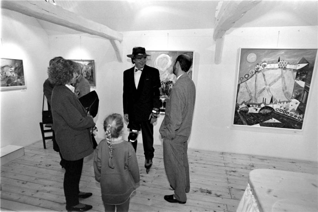 Franz Lauter, Koch und Künstler vom Schloss Nordkirchen, begrüßte seine Gäste bei einer Ausstellung auf Rollschuhen.