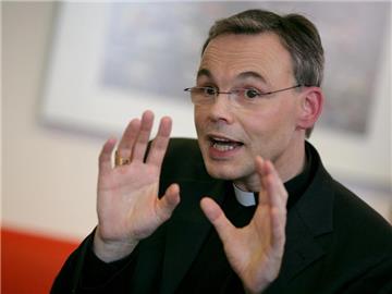 Franz-Peter Tebartz-van Elst fühlt sich nicht verantwortlich. Foto: Uwe Anspach/Archiv