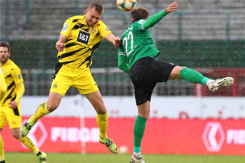 Schneeschlacht in Münster: BVB-U23 erkämpft sich Zähler und hält RW Essen weiter auf Abstand Franz Pfanne (l.) und die BVB-U23 nehmen einen Punkt aus Münster mit.