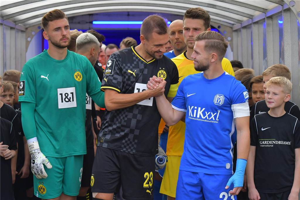 BVB-U23-Kapitän Franz Pfanne vor Duell mit Dresden: „Heute gibt es für euch nichts zu holen“ Franz Pfanne gibt David Blacha die Hand.