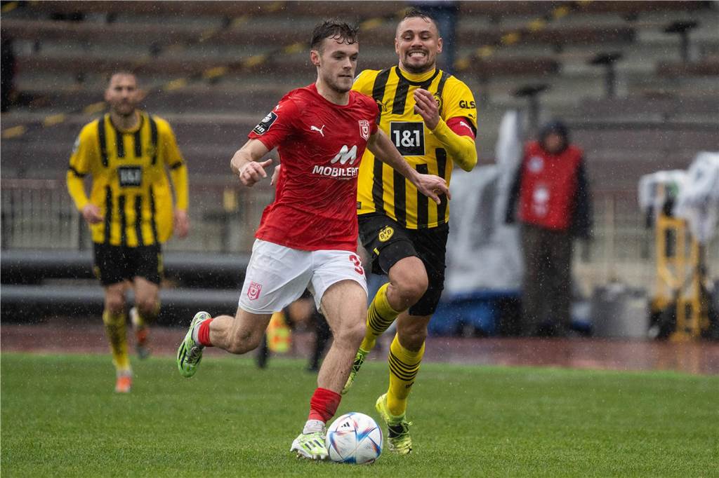 BVB-U23-Kapitän Pfanne sitzt häufiger auf der Bank: Seine Reaktion beeindruckt den Trainer Franz Pfanne im Laufduell mit Tom Zimmerschmied.