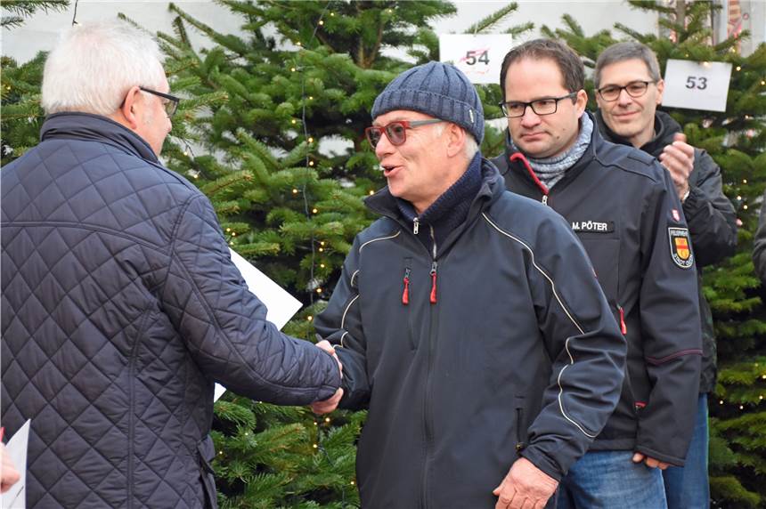 Bürgerpreis: Jury hat Heike Sander, Ludger Besse und Heiner Dieckmann nominiert Franz Pohlmann (l.) konnte im vergangenen Jahr Thomas Michels (M.) und Markus Pöter von der Freiwilligen Feuerwehr zum Bürgerpreis gratulieren.