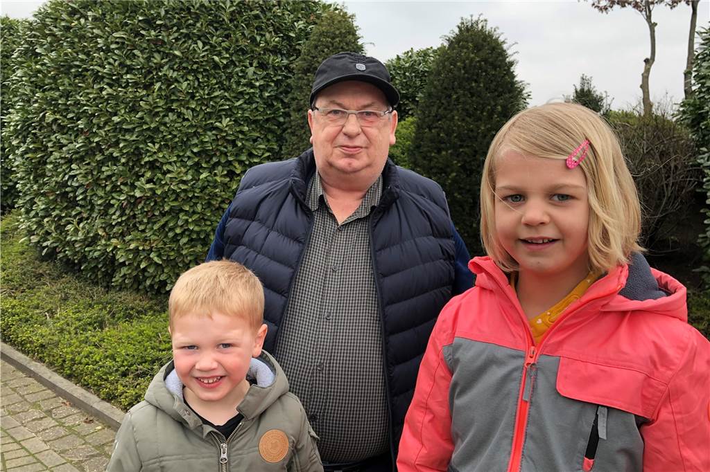 Nicht Blockwart oder Umweltpolizei – sondern Wächter der Landschaft Franz Schrieverhoff (63) ist ehrenamtlicher Landschaftswächter in Südlohn. Manchmal begleiten ihn auch seine Enkelkinder Simon und Luisa auf seinen Touren durch die Südlohner Landschaft.