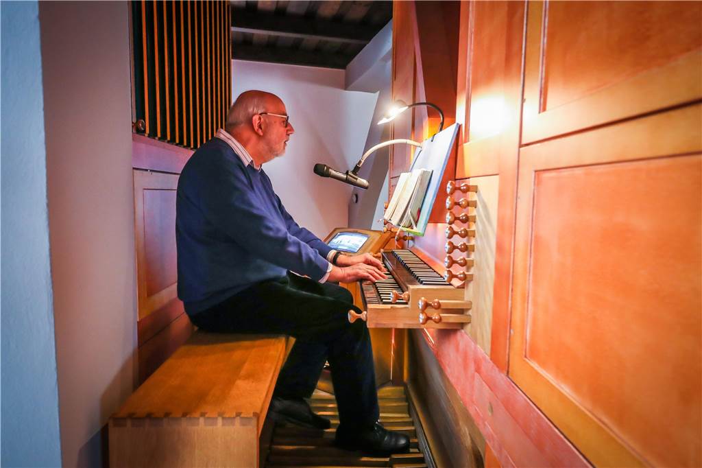 Gottesdienst live im Internet: Viele Gläubige sagen einfach „Danke!“ Franz Werkle hat bei dem ungewöhnlichen Youtube-Gottesdienst in der St.-Elisabeth-Kirche in Obercastrop am 29.3.20 Orgel gespielt und Teile der Liturgie gesungen.