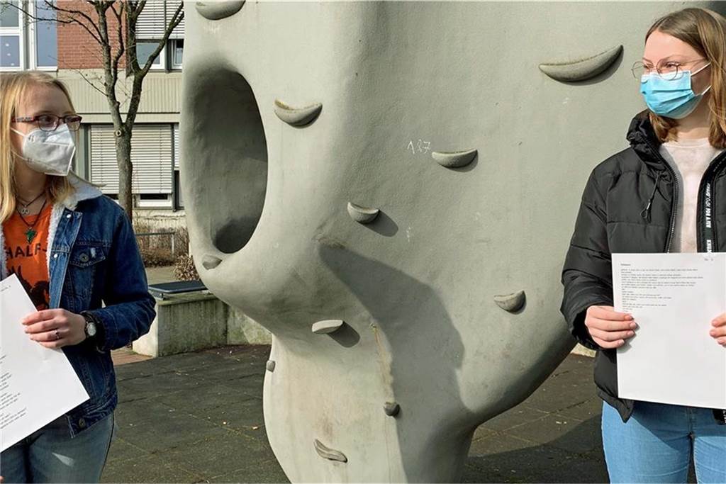 Ein Jahr Corona in Dorsten - unser Themenpaket Franziska Erbe und Mia Hellmann (r.) haben wie ihre Mitschüler im Deutschkurs der EF-Stufe des Petrinum hörens- und lesenswerte Lyrik zum Coronajahr zu Papier gebracht.