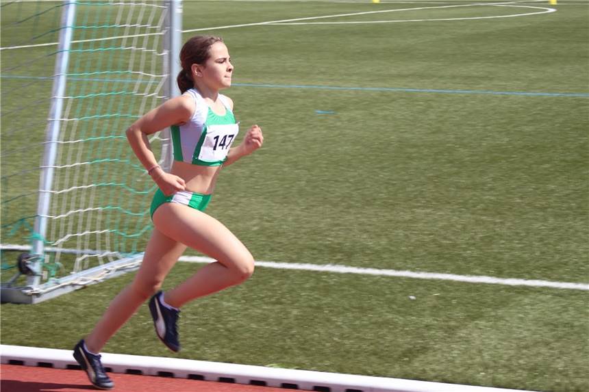 Offene Vereinsmeisterschaften beim SuS Olfen: Mehrere Athleten ragen heraus Franziska Frye holte im Ballwurf die drittbeste Weite.
