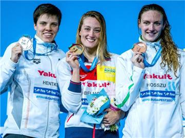 Franziska Hentke (l.) steht mit ihrer Silbermedaille neben Katinka Hosszu (r.) und Mireia Belmonte (M) auf dem Podium. Foto: Jens Büttner