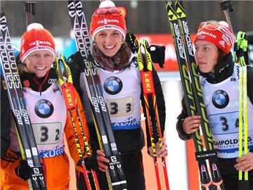 Franziska Hildebrand (l-r), Vanessa Hinz und Laura Dahlmeier gehen beim Massenstart für Deutschland auf die Lopie. Foto: Karl-Josef Hildenbrand