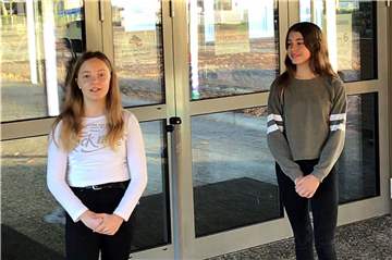 Franziska Kneilmann und Mia Akis, Schülerinnen der Jahrgangsstufe 7. Profilschule