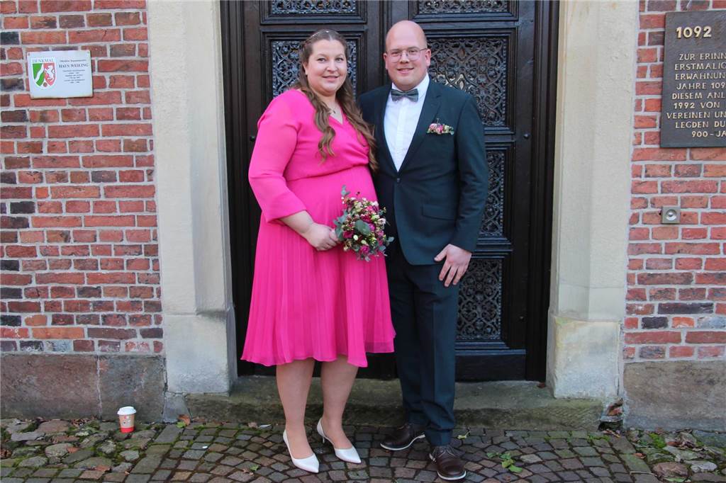 Franziska Olbrich und Clemens Büscher stehen nach ihrer Trauung vor dem Haus Weßling in Legden.