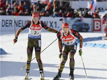 Franziska Preuß (l) übergibt in der Mixed-Staffel an Arnd Peiffer. Foto: Mike Sturk