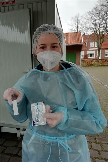 Bürgermeister Weilinghoff freut sich über neue Corona-Teststation in Heek Franziska Tenhündfeld ist zertifizierte Hilfskraft bei der Teststation. Sei zeigt den Corona-Schnelltest, der hier genutzt wird.