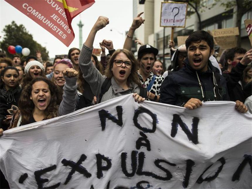 Hollande: Abgeschobene 15-Jährige kann Schule in Frankreich beenden Französische Jugendliche demonstrieren am Freitag in Paris gegen die Abschiebung einer Schülerin. Foto: Ian Langsdon