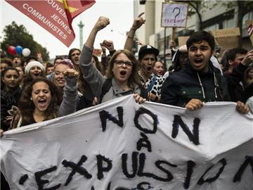 Französische Jugendliche demonstrieren am Freitag in Paris gegen die Abschiebung einer Schülerin. Foto: Ian Langsdon