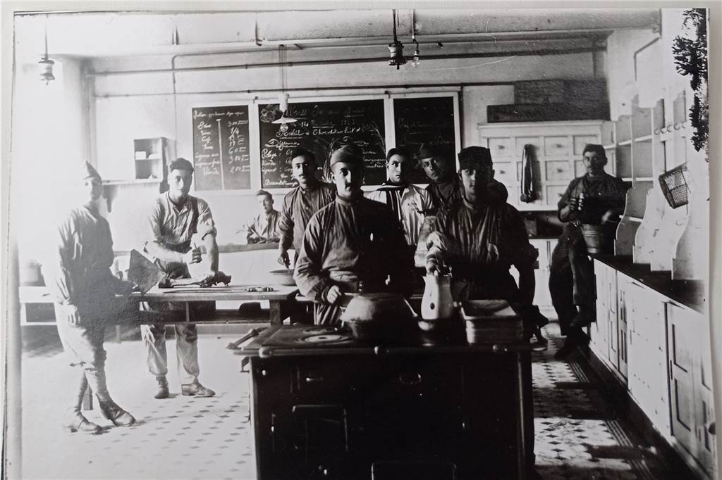 Französische Soldaten besetzten das Mädchengymnasium und nannten es ihre "Ecole Cuisine Militaire", also die Schulküche der Soldaten. Die Bilder sind aus dem Jahr 1923.