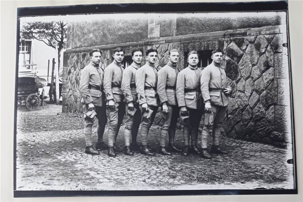 Französische Soldaten besetzten das Mädchengymnasium und nannten es ihre "Ecole Cuisine Militaire", also die Schulküche der Soldaten. Die Bilder sind aus dem Jahr 1923.