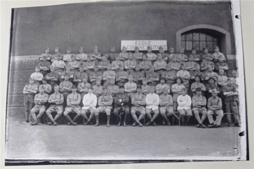 Französische Soldaten besetzten das Mädchengymnasium und nannten es ihre "Ecole Cuisine Militaire", also die Schulküche der Soldaten. Die Bilder sind aus dem Jahr 1923.