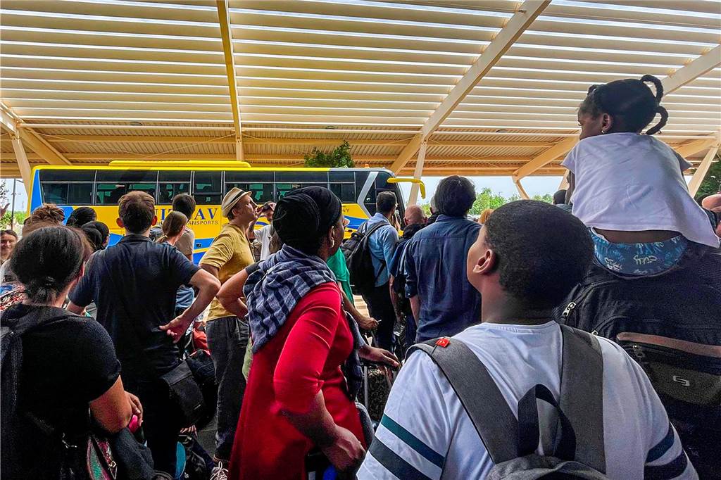 Frankreich und Italien beginnen Evakuierung aus dem Niger: Hilfe auch für Deutsche Französische Staatsangehörige warten am internationalen Flughafen in Niamey darauf, mit einem französischen Militärflugzeug nach Frankreich zurückgebracht zu werden