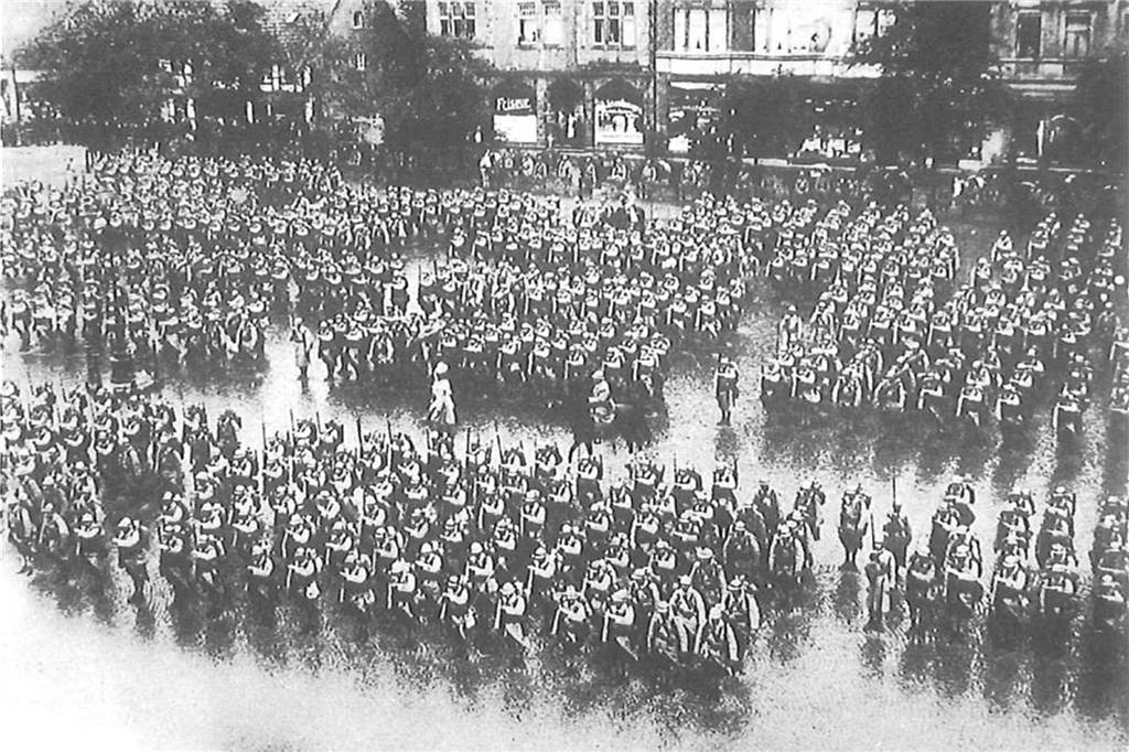 Französische Truppen marschieren auf dem Altstadtmarkt in Castrop auf. Die Soldaten waren 1923 verhasst bei den Einheimischen.