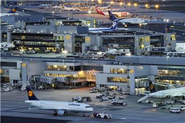 Fraport drängt weiterhin darauf, die Sicherheitskontrollen für die Passagiere selbst zu organisieren. Foto: Boris Roessler