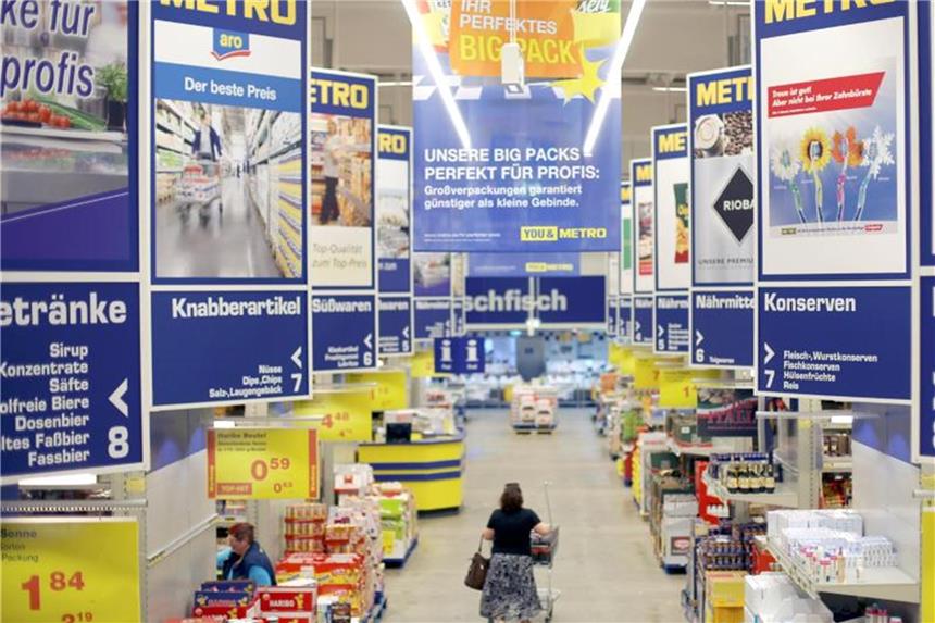 Frau schiebt ihren Einkaufswagen in einem METRO Cash & Carry Markt. Foto: Ina Fassbender/Archiv