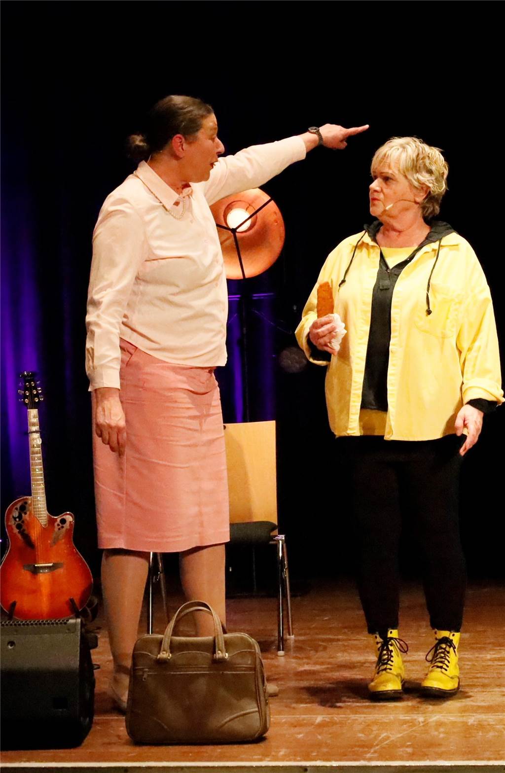Frau Sierp findet es gar nicht gut, dass sich die Becker ein Schnitzel mitbrachte.