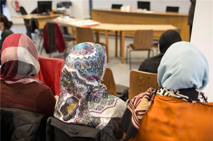 Urteil: Lehrerin darf nicht mit Kopftuch unterrichten Frauen mit Kopftüchern sitzen im Berliner Arbeitsgericht, wo über das Kopftuchverbot für Lehrerinnen an Berliner Schulen am in Berlin verhandelt wird. Foto: Jörg Carstensen/Archiv